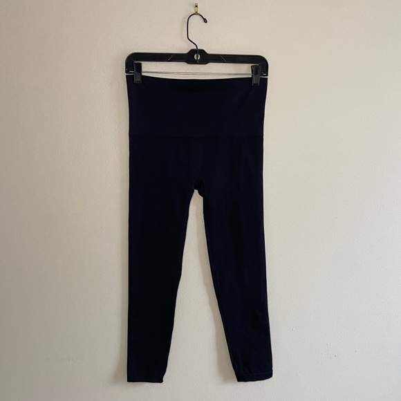 Spanx Look At Me Now Black Seamless Crop Leggings, size Large - Picture 5 of 7